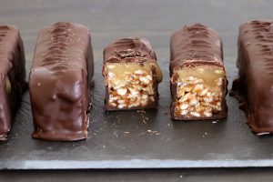 Caramel Chocolate Bars with Rice Krispies | Photo: Natalie Levin
