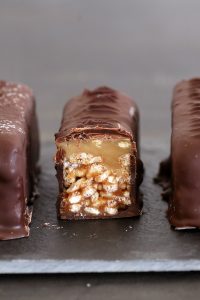 Caramel Chocolate Bars with Rice Krispies | Photo: Natalie Levin